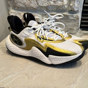 Men’s 9.5 Spawn 5 Under Armour Basketball Shoes